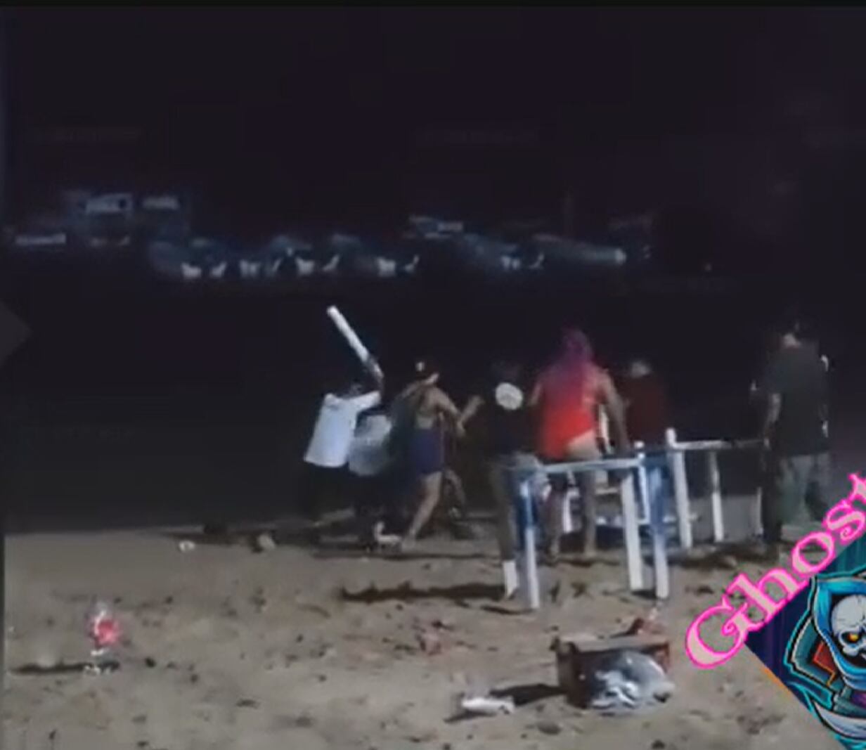 Así fue grabado el pleito en la playa de Acapulco.