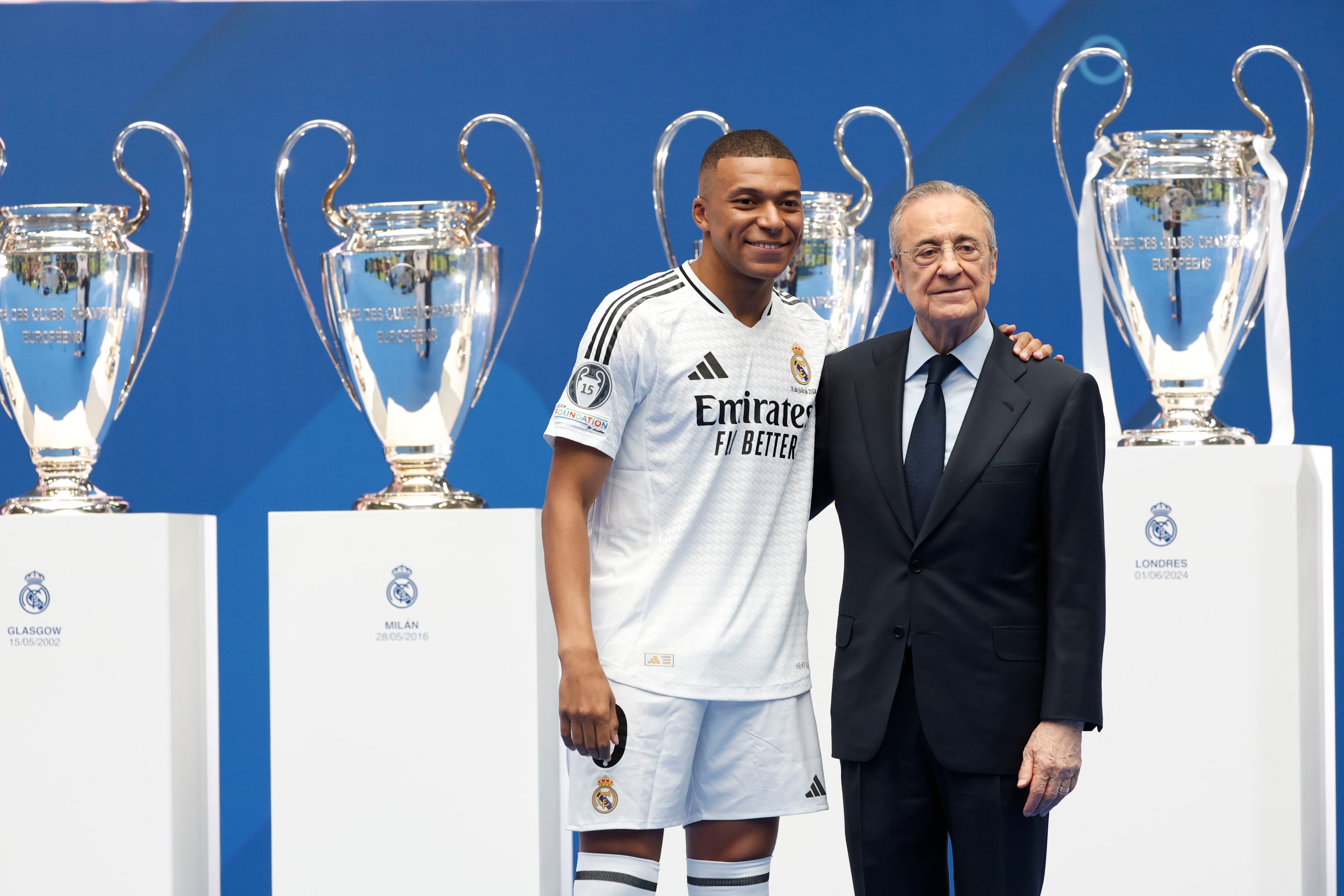 El presidente del Real Madrid, Florentino Pérez (i) durante la presentación del francés Kylian Mbappé (d) como nuevo jugador del club.