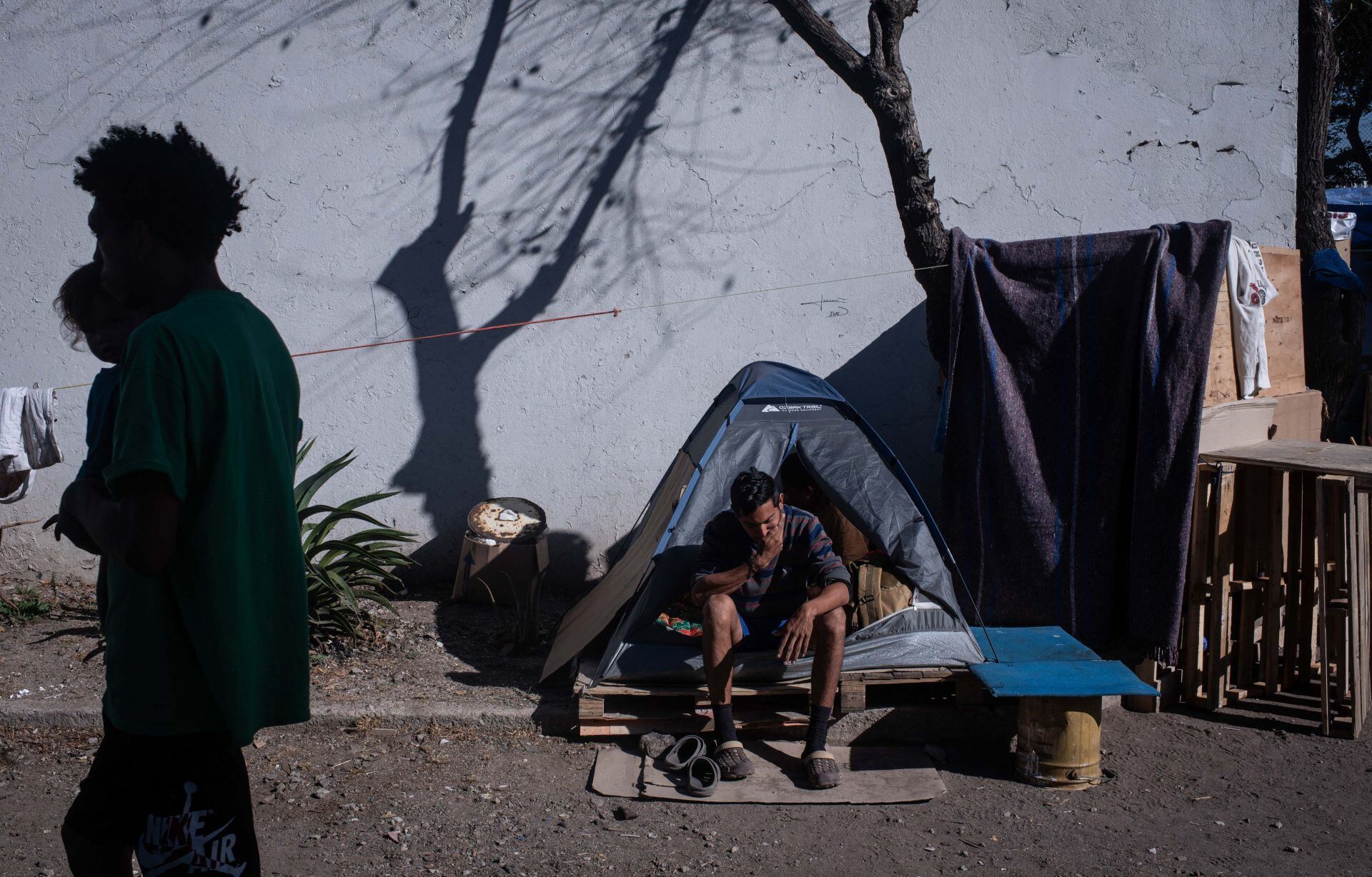 Migrantes, en su mayoría venezolanos, acampan en las inmediaciones de la la vía del tren a unas cuadras del albergue Cafemin, en Vallejo.