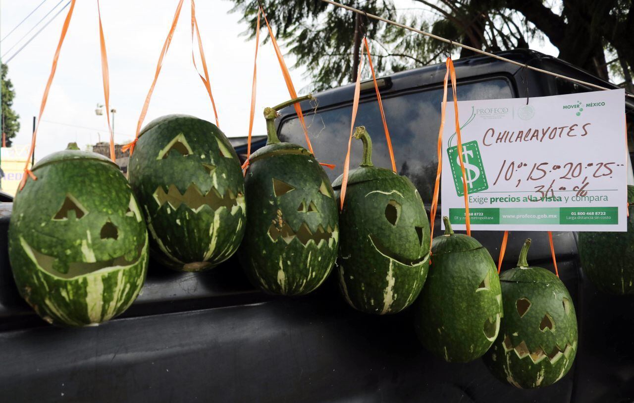 Calaveras hechas con chilacayote para que los niños pidan su 