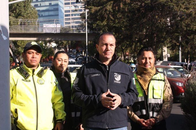 El alcalde de Cuajimalpa informó que gracias al trabajo conjunto de la SSC y trabajadores de la administración se están liberando la autopista. Foto: @carlosorvananos