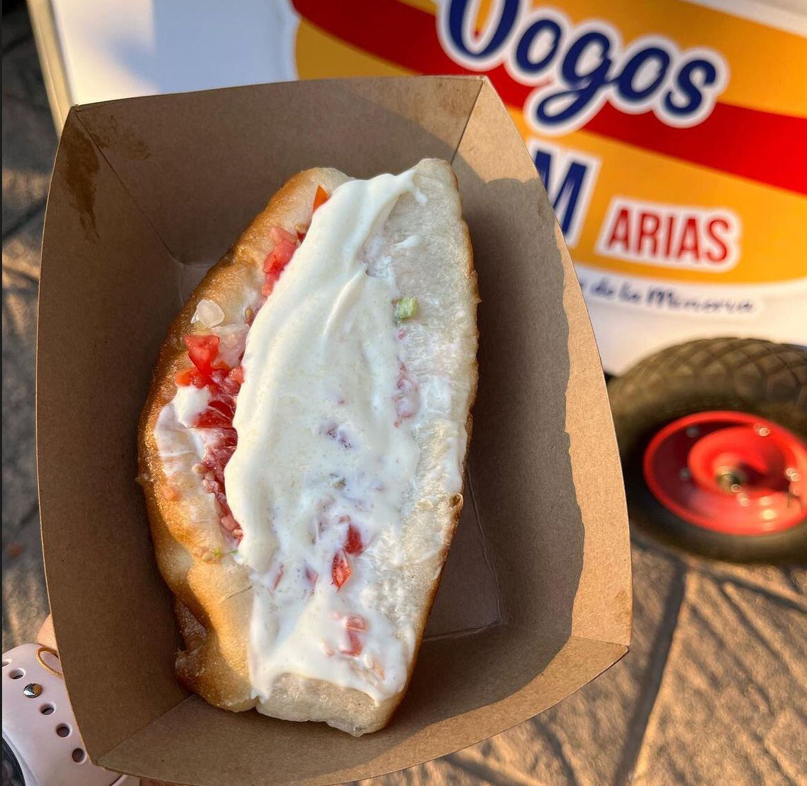 Dogos Meño utiliza crema en lugar de mayonesa para sus hot dogs. (Foto: Instagram / @dogosmanuelm.arias)
