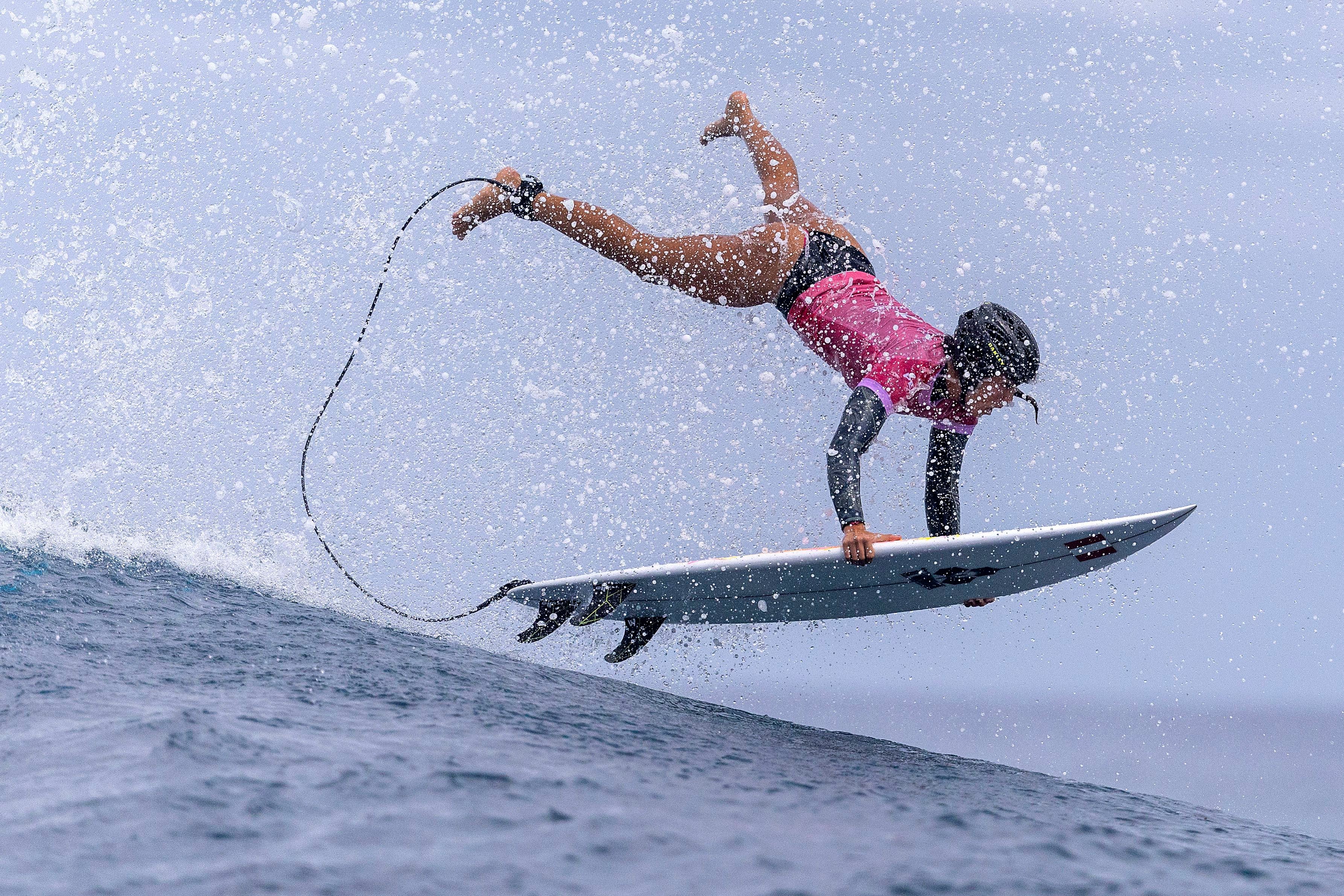 La peruanaSol Aguirre sale de una ola durante la primera ronda del surf de los Juegos Olímpicos, el sábado 27 de julio de 2024, en Teahupo'o, Tahití (Ed Sloane/Pool Photo via AP)