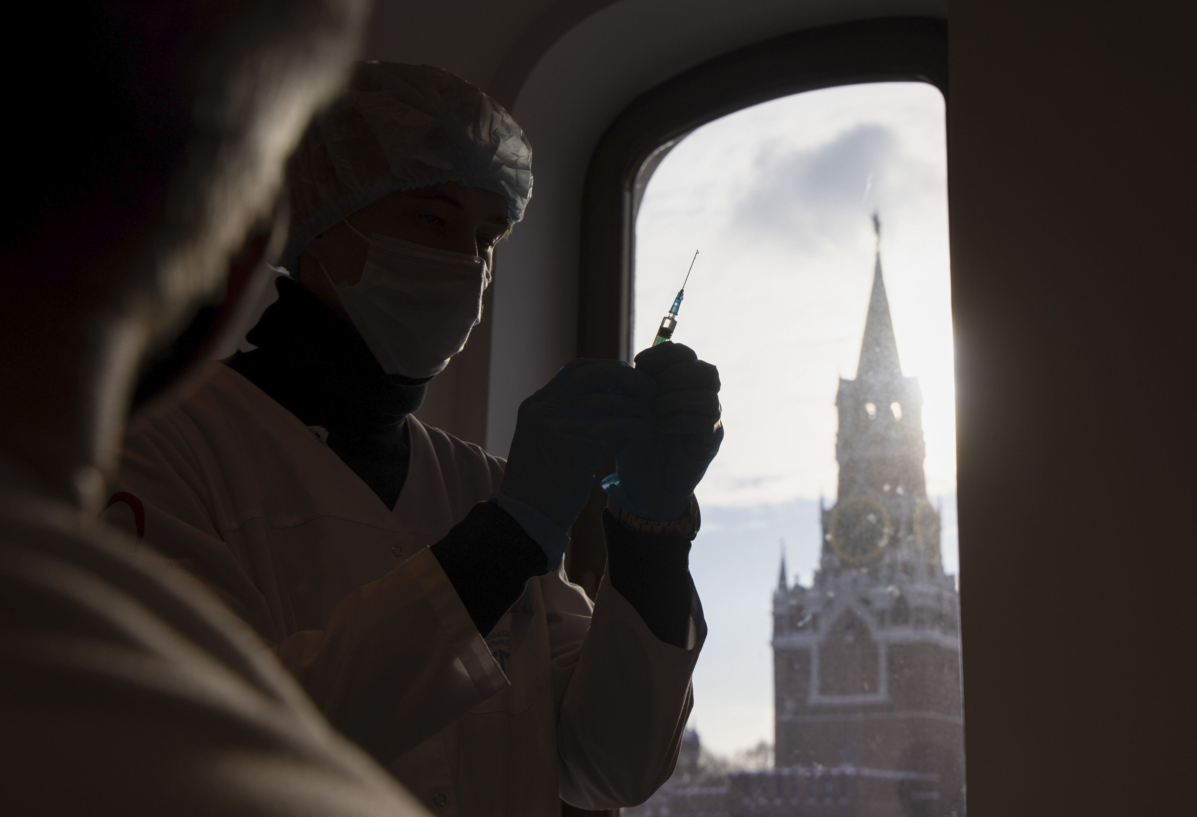 Ómicron multiplica por 10 casos de COVID en Rusia; rompe récord con 180,071 contagios  