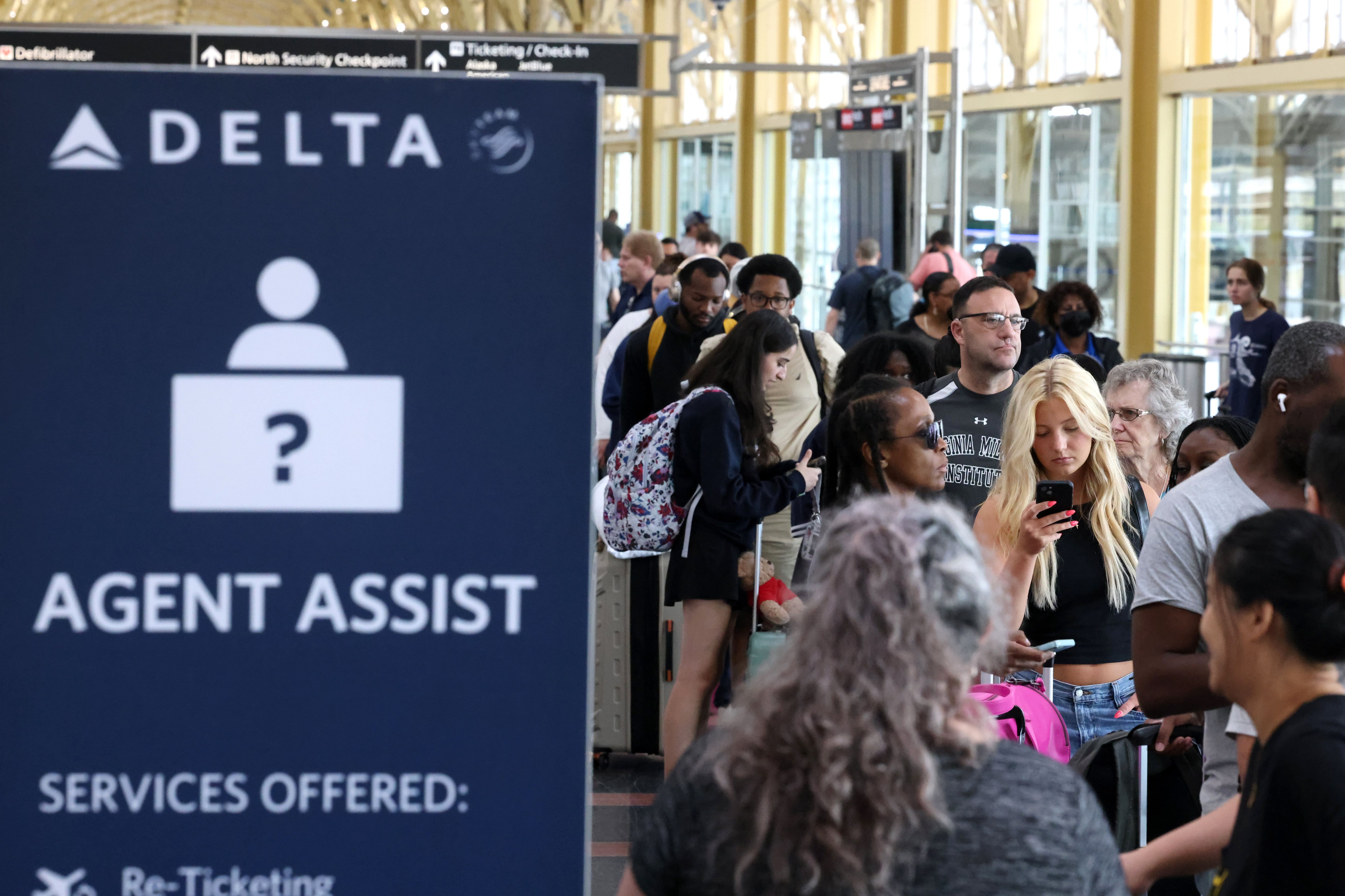 Delta Airlines cancela 700 vuelos para este lunes; es la aerolínea más afectada por falla de CrowdStrike