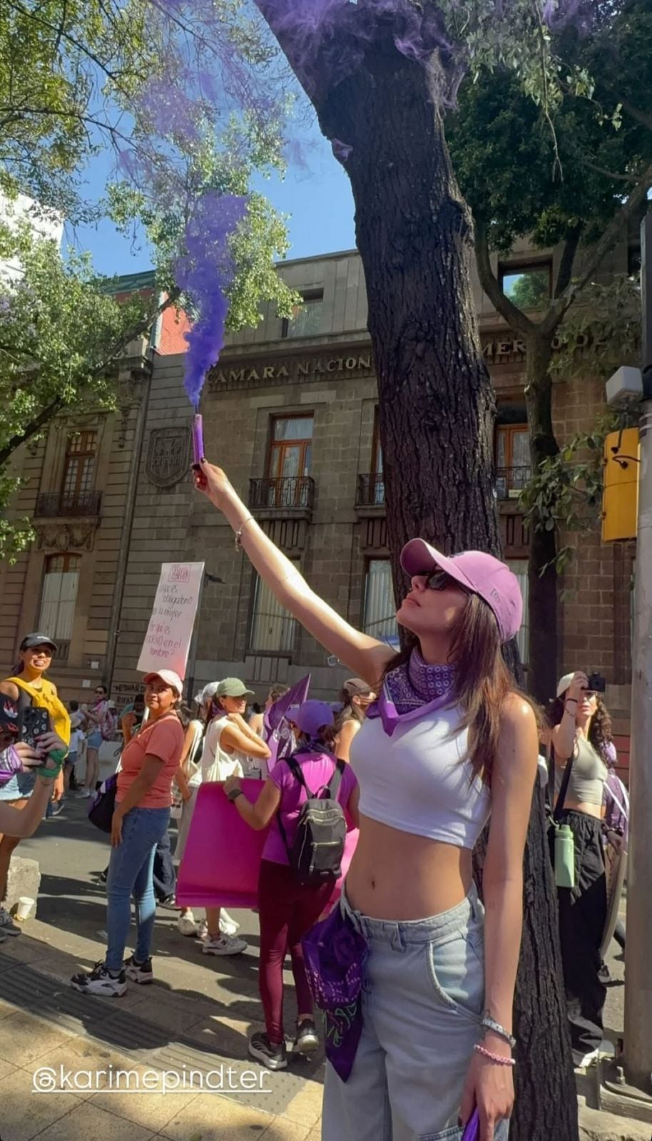 Karime Pindter en la marcha del 8 de marzo en la Ciudad de México. (Foto: Captura de pantalla)