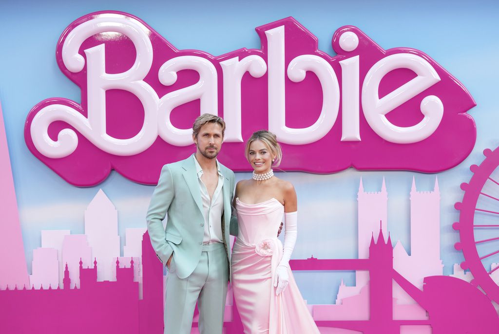 Ryan Gosling, izquierda, y Margot Robbie posan a su llegada a la premiere de 'Barbie' el 12 de julio de 2023, en Londres. 