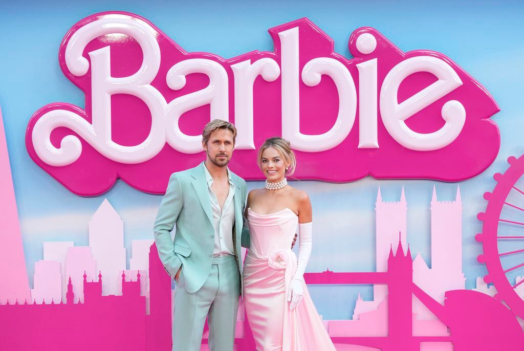 Ryan Gosling, izquierda, y Margot Robbie posan a su llegada a la premiere de 'Barbie' el 12 de julio de 2023, en Londres. 