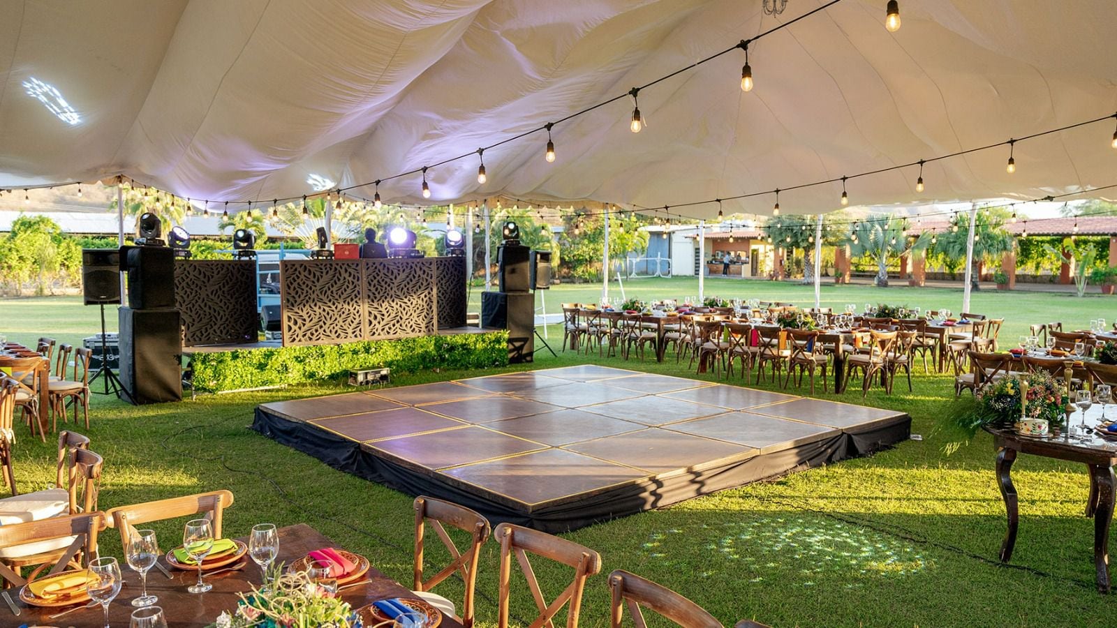 Dentro del presupuesto de la boda está también el salón o jardín de fiesta, según el gusto de la pareja.