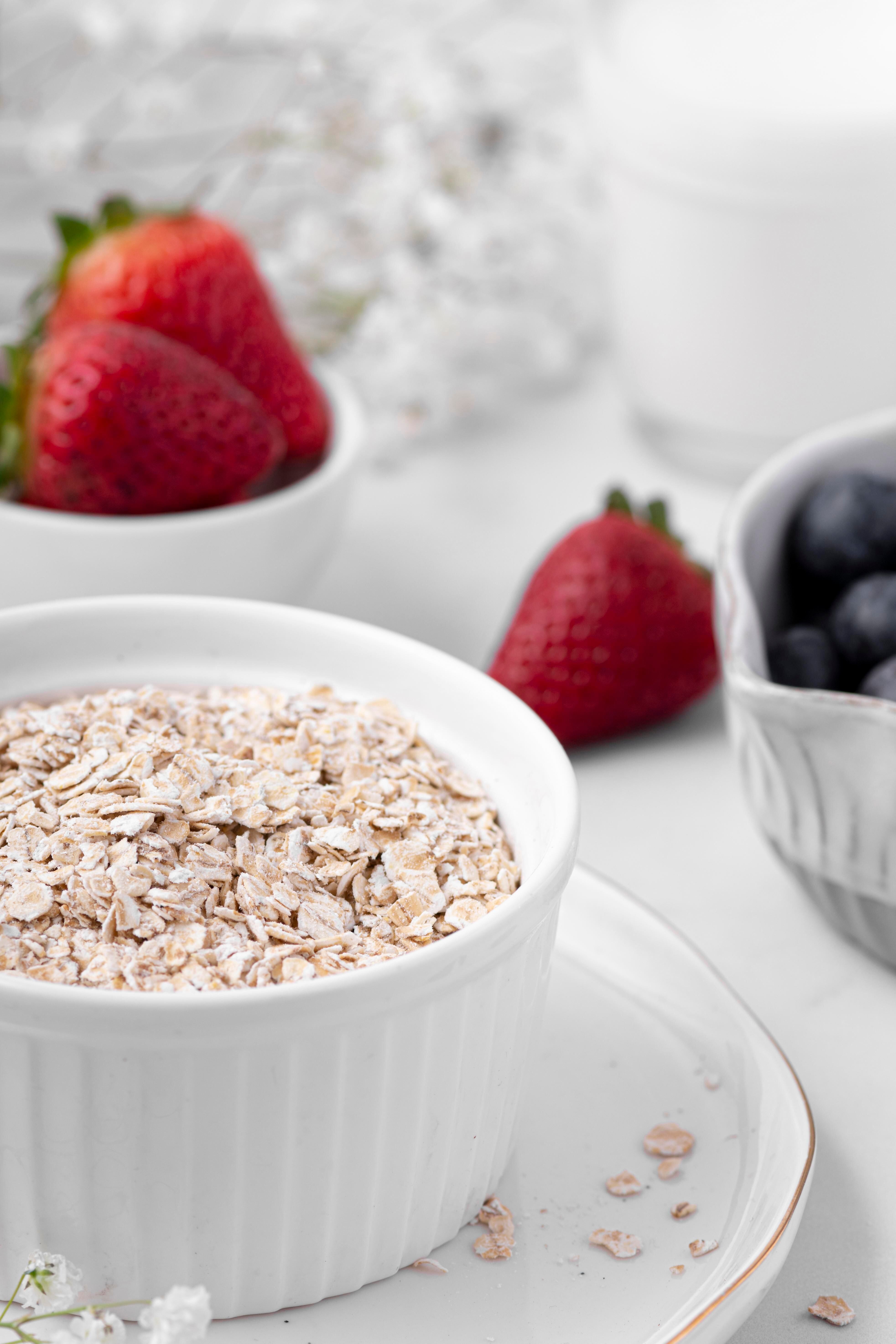 El licuado de avena con fresa tiene beneficios para tu cuerpo. (Foto: Freepik)