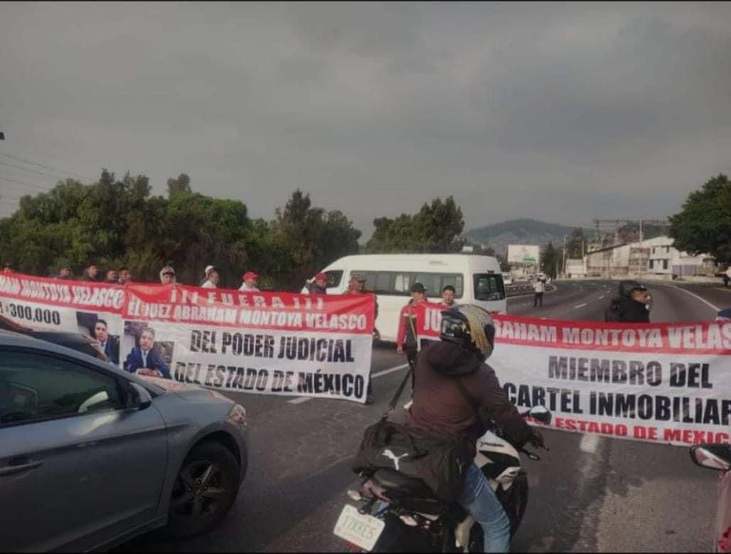 Con diversas pancartas y atravesando autos en esta zona, los inconformes piden la intervención de las autoridades