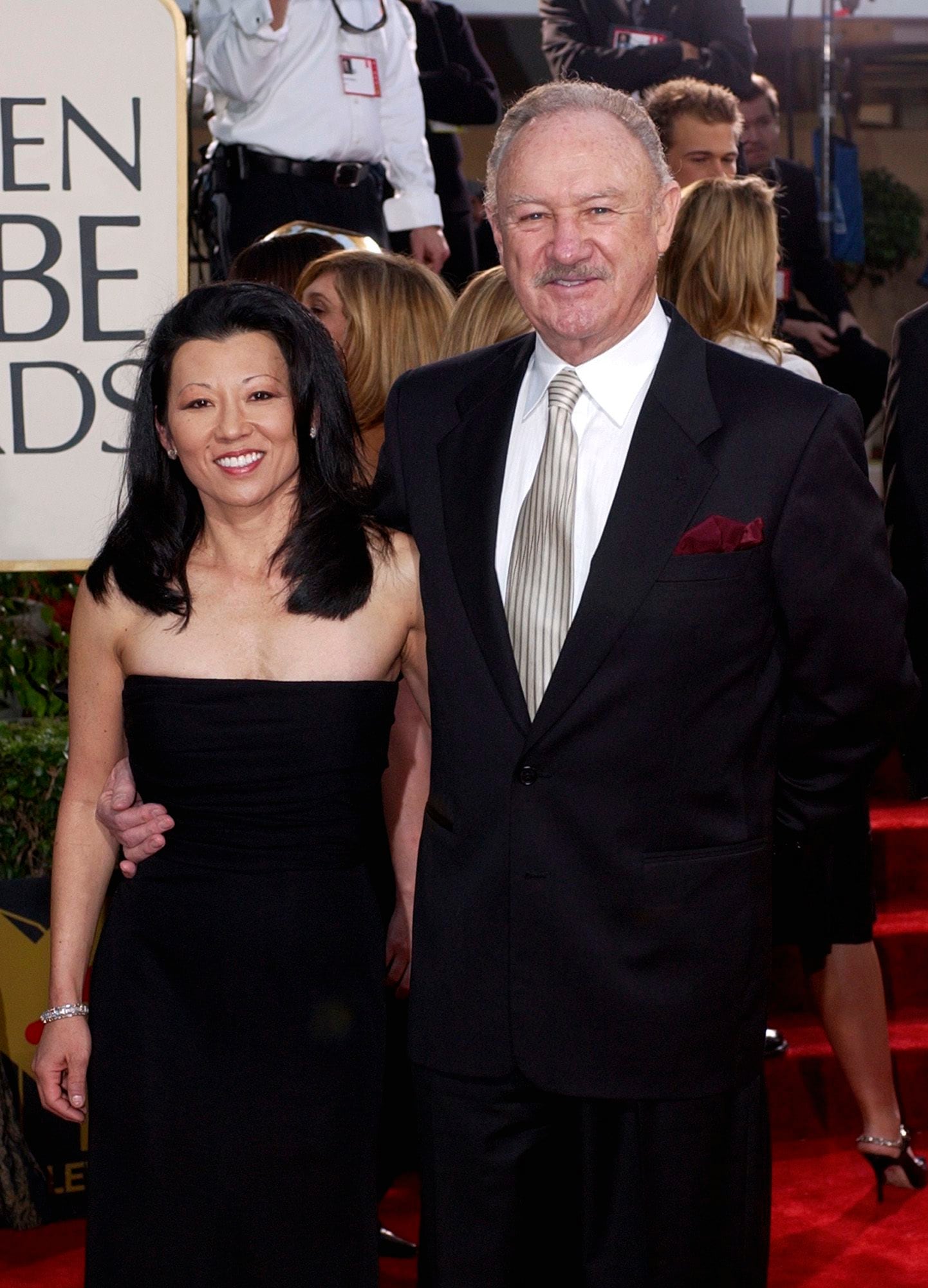 El actor Gene Hackman llega con su esposa, Betsy Arakawa, a la entrega de los  60 Globos de Oro en Beverly Hills, California, el domingo 19 de enero de 2003. (AP Foto/Mark J. Terrill, Archivo)