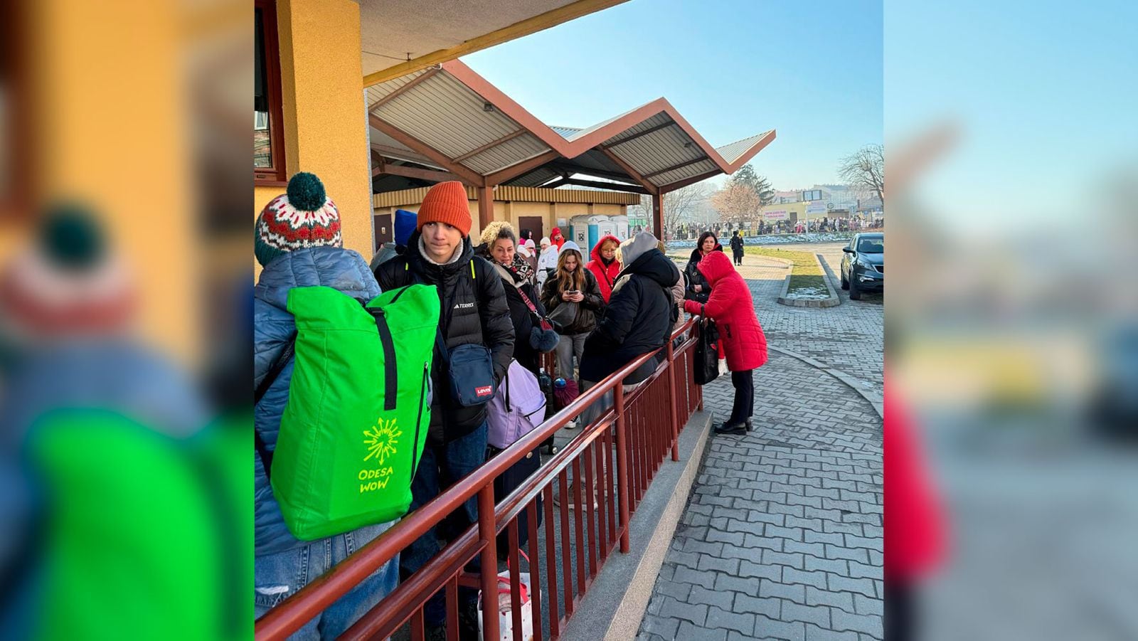 Estación en Przemysl, Polonia, donde personas hacen fila para abordar el tren rumbo a Járkov, Ucrania.