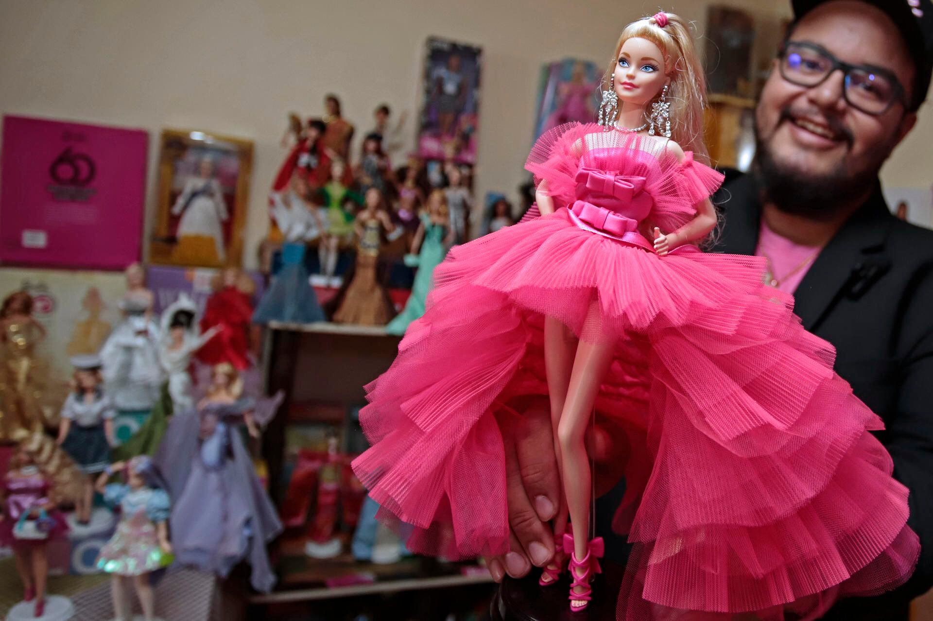 Médico poblano presume colección de 200 muñecas Barbie: Tiene una que se ‘parece’ a AMLO