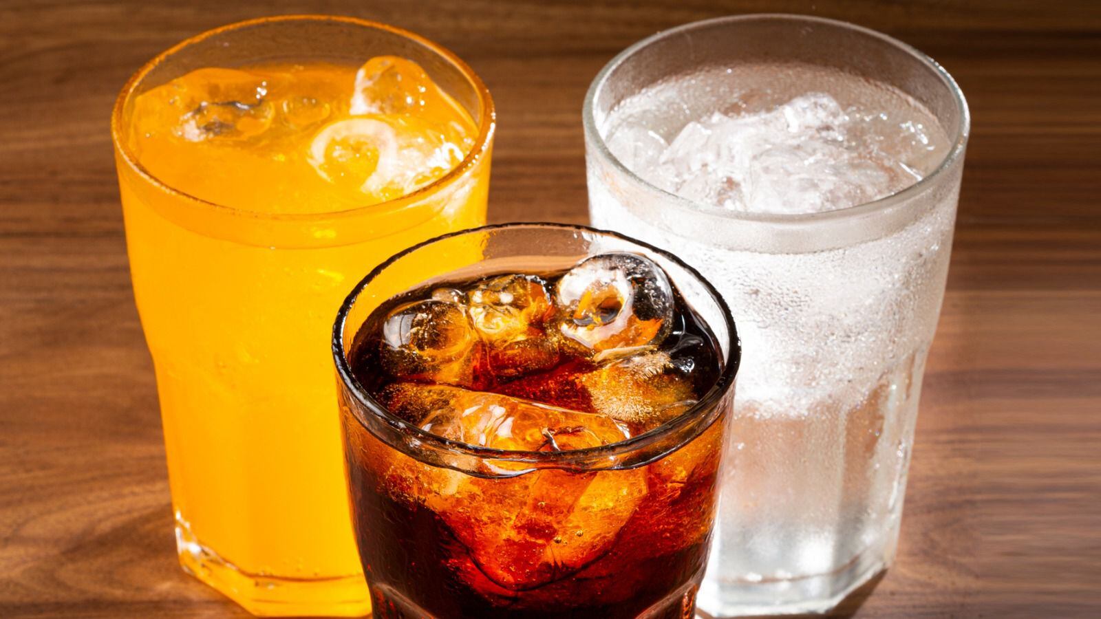 Aunque todos los refrescos hacen daño, hay dos en particular que son dañinos para la salud: de cola y de naranja. (Foto: Shutterstock).