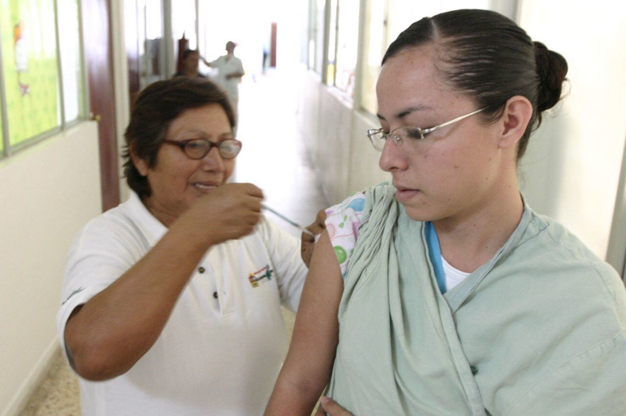 Refuerzo de vacuna COVID para personal médico privado en CDMX: Estas son las fechas y sedes