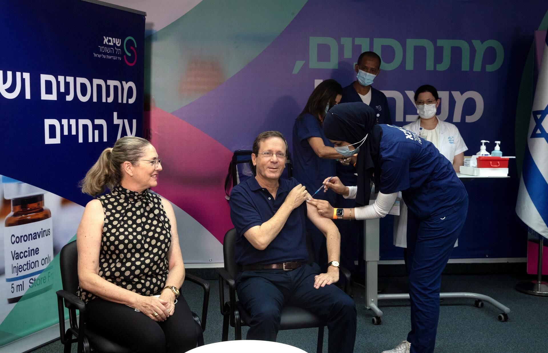 Presidente de Israel da ‘banderazo’ a aplicación de tercera dosis de vacuna COVID