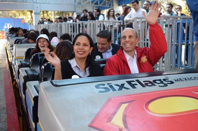 En 2019, el exdirector de Six Flags visitó el parque de la Ciuda de México. (Foto: Twitter / @SixFlagsMexico)