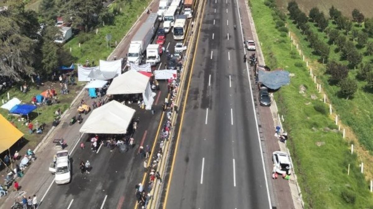 ‘Caos’ en la México-Puebla: Campesinos acuerdan con transportistas reabrir un carril... pero por 2 horas