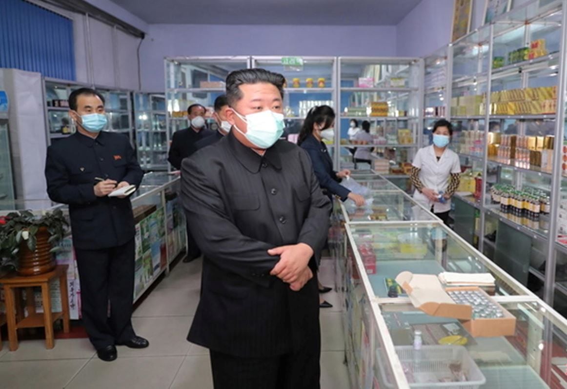 OMS pide a Corea del Norte que acepte vacunas para combatir ola de COVID-19