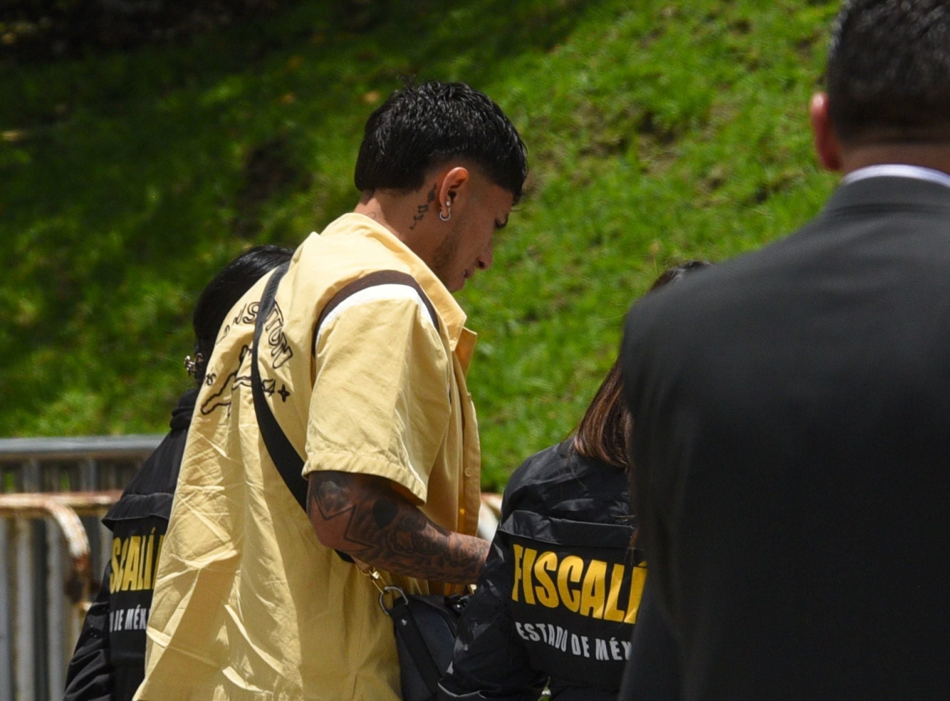 Carlos Salcedo fue escoltado por personal de la FGJ hacia el interior del inmueble, donde rinde declaración este 18 de julio.
