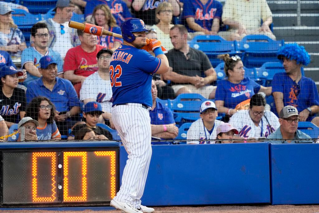 El cronómetro de lanzamiento corre mientras Daniel Vogelbach (32), de los Mets de Nueva York, calienta en el círculo de espera durante la quinta entrada del juego béisbol de primavera contra los Cardenales de San Luis.