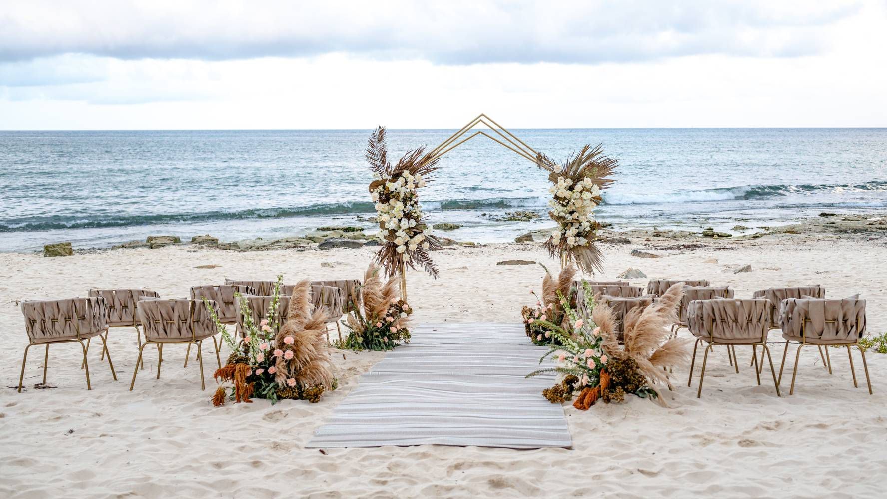 Este hotel boutique con vista al mar promete personalizar sus servicios, desde un espacio para pedir matrimonio a bodas frente a la playa. (Foto: Cortesía / The Beachfront by The Fives Hotels).
