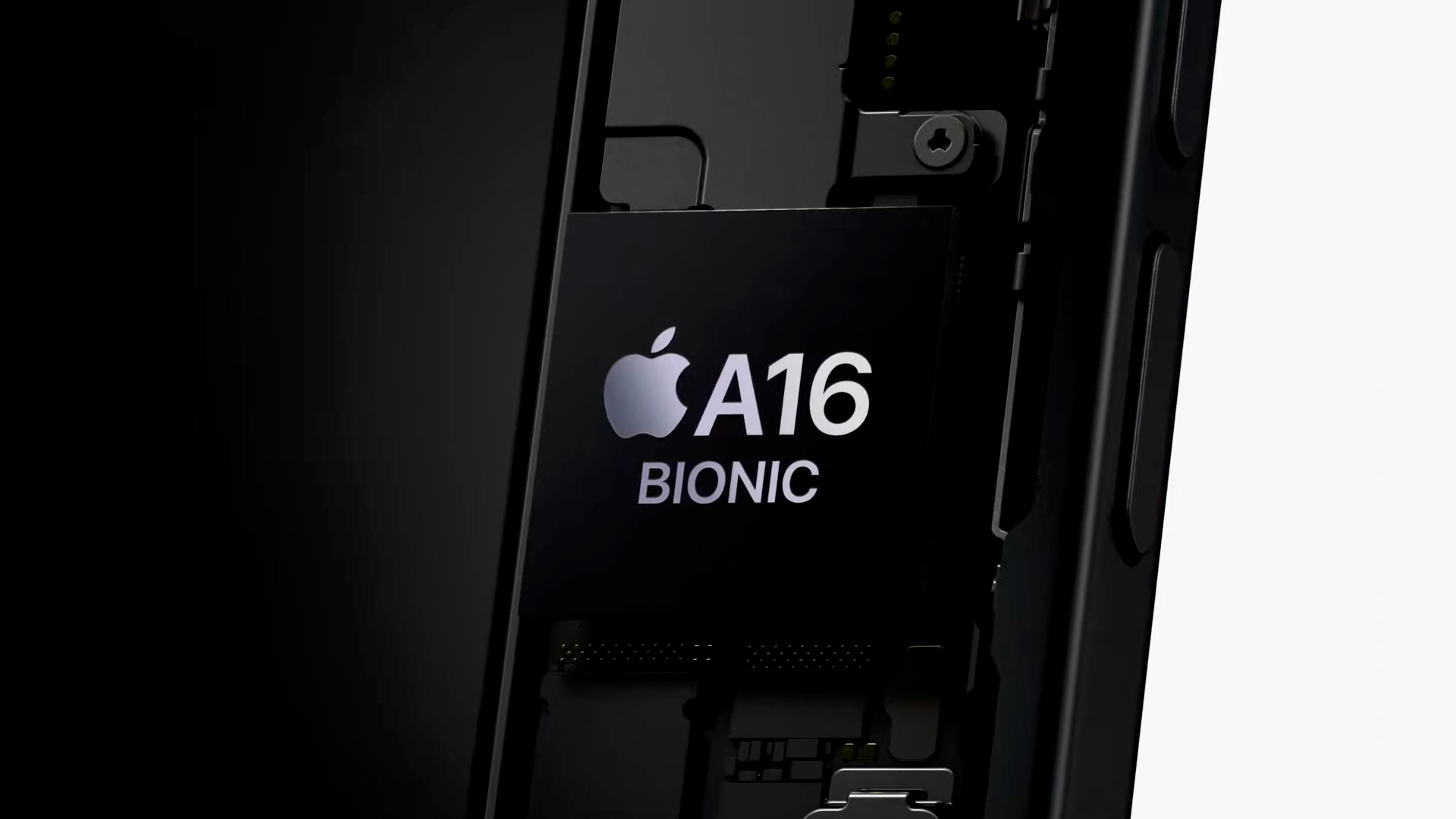 Apple dice que el chip tiene un GPU mejorado sobre el A15 y núcleos de alto rendimiento mejorados. 