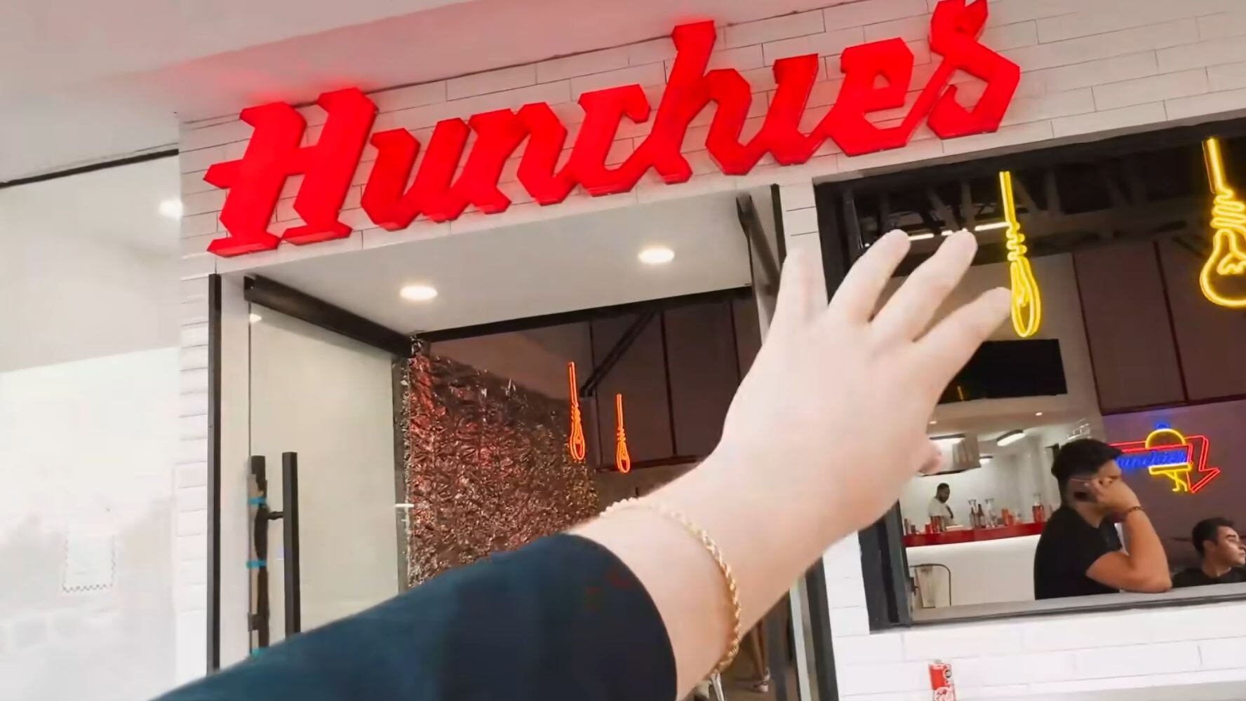 Hunchies es un restaurante de comida rápida que abrió en 2023 'Fofo' Márquez. (Foto: YouTube / @FOFOMARQUEZ1)