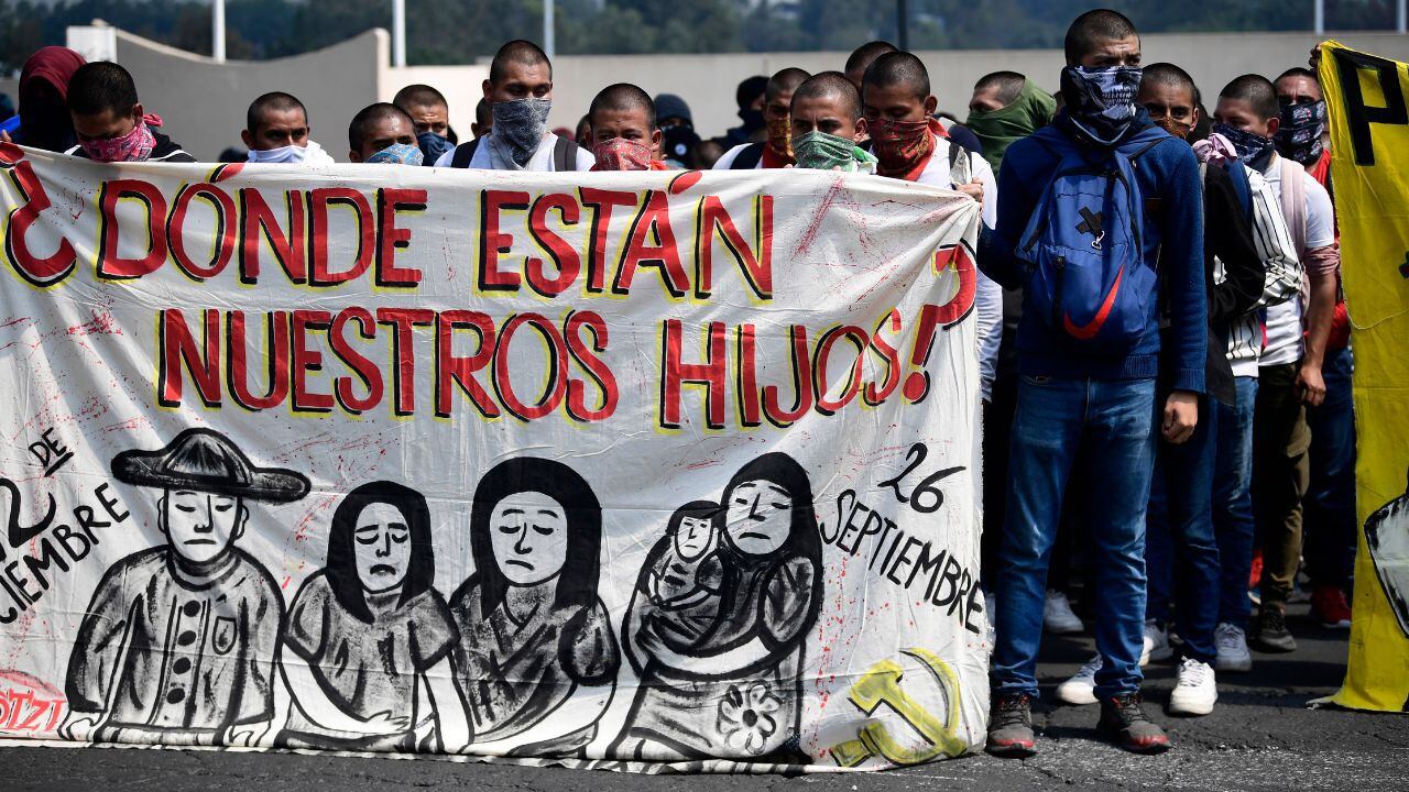 AMLO cuestiona intereses y los nexos de exfiscal del caso Iguala