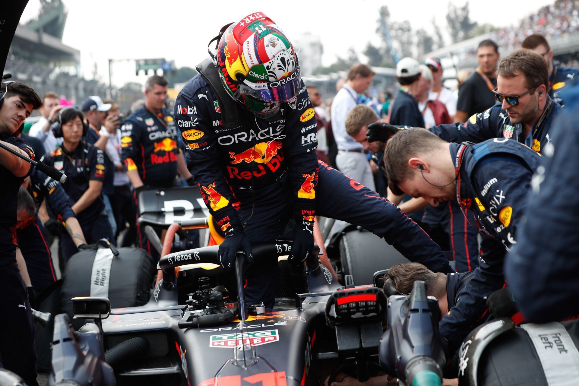 'Checo' Pérez saliendo de su monoplaza de Fórmula 1. (Foto: Cuartoscuro)