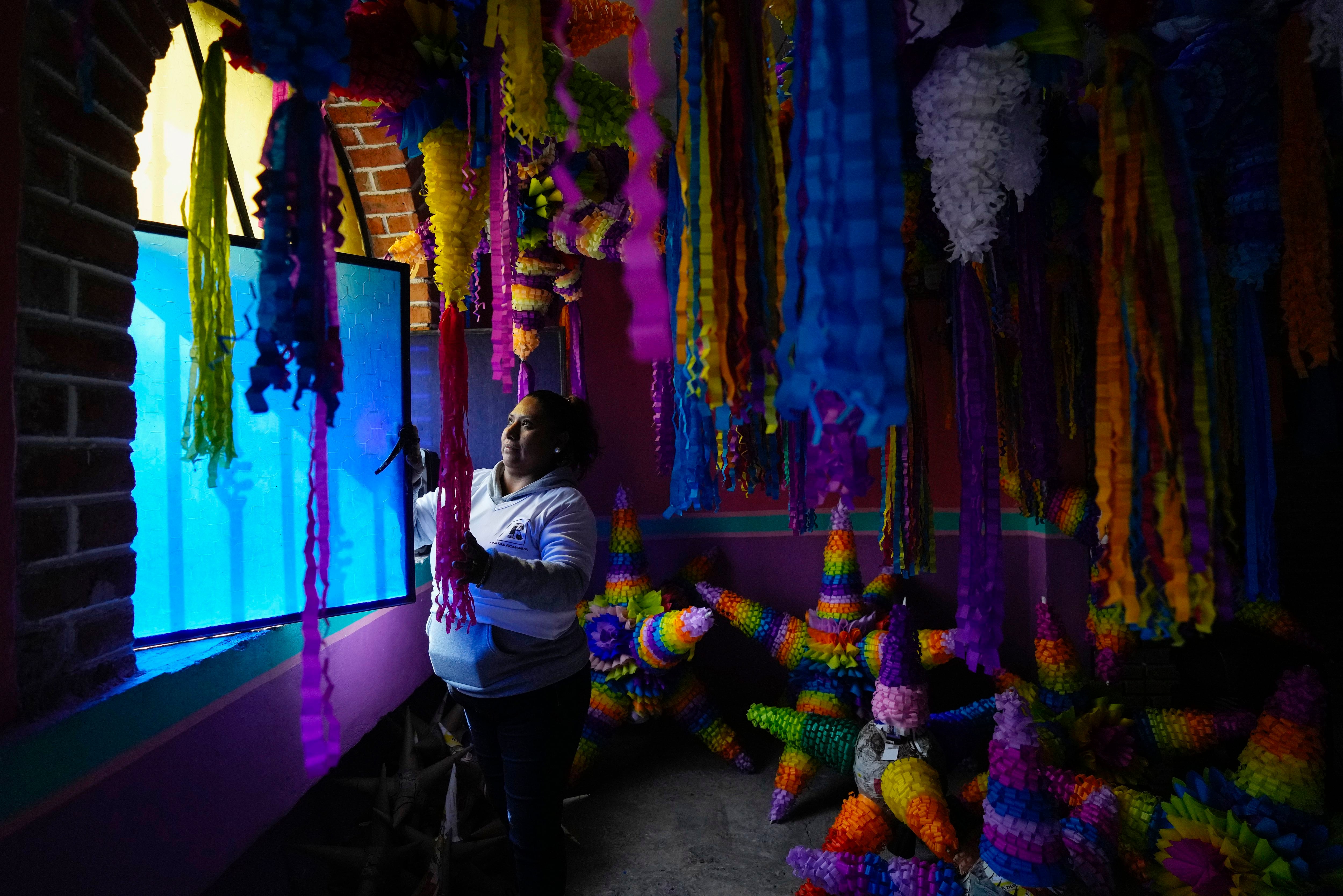 La familia Ortiz Zacarías ha pasado el legado de la elaboración de piñatas de generación en generación. (AP/Fernando Llano)