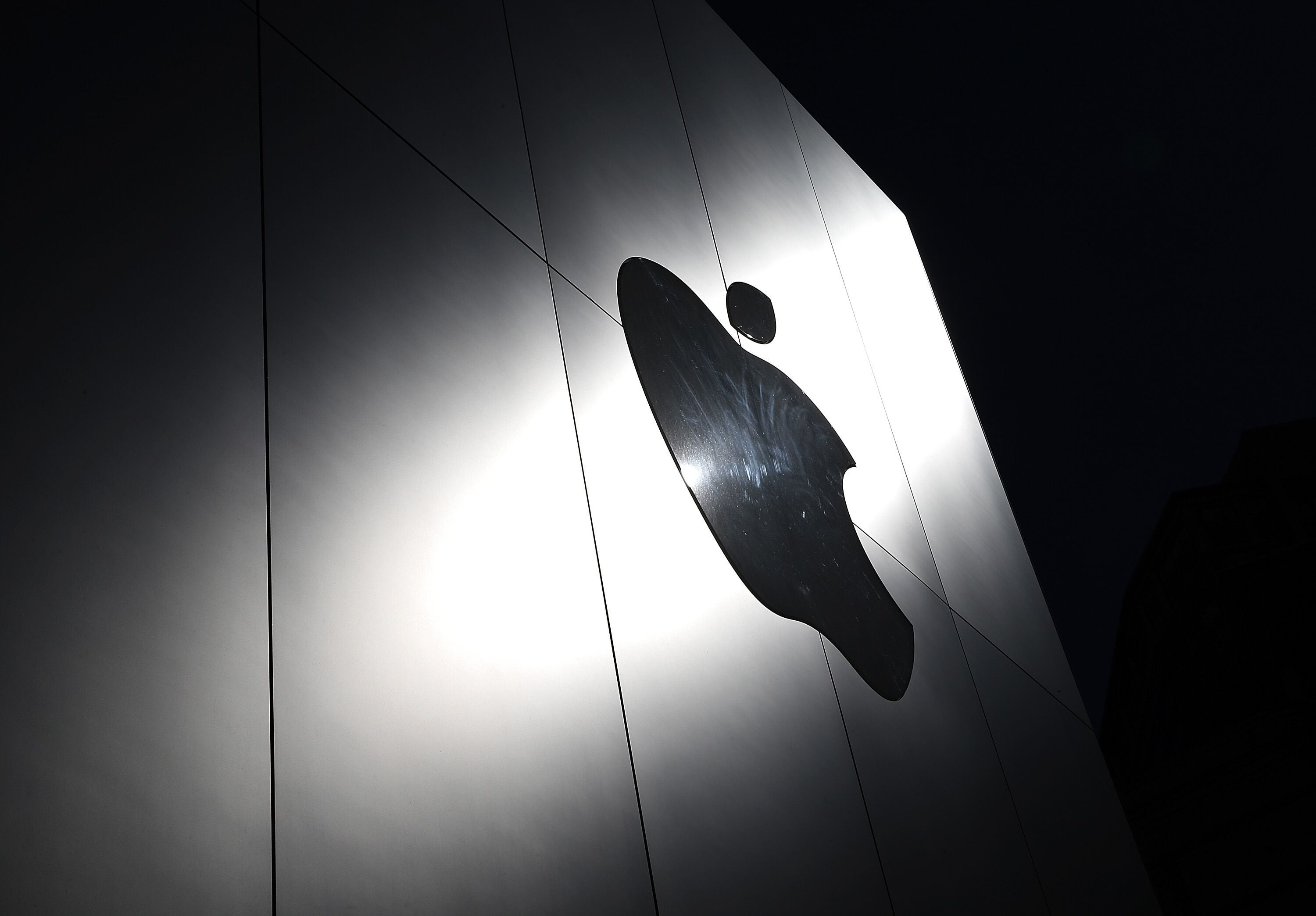Apple en picada; la manzana mordida pierde miles de millones de dólares por demanda de EU