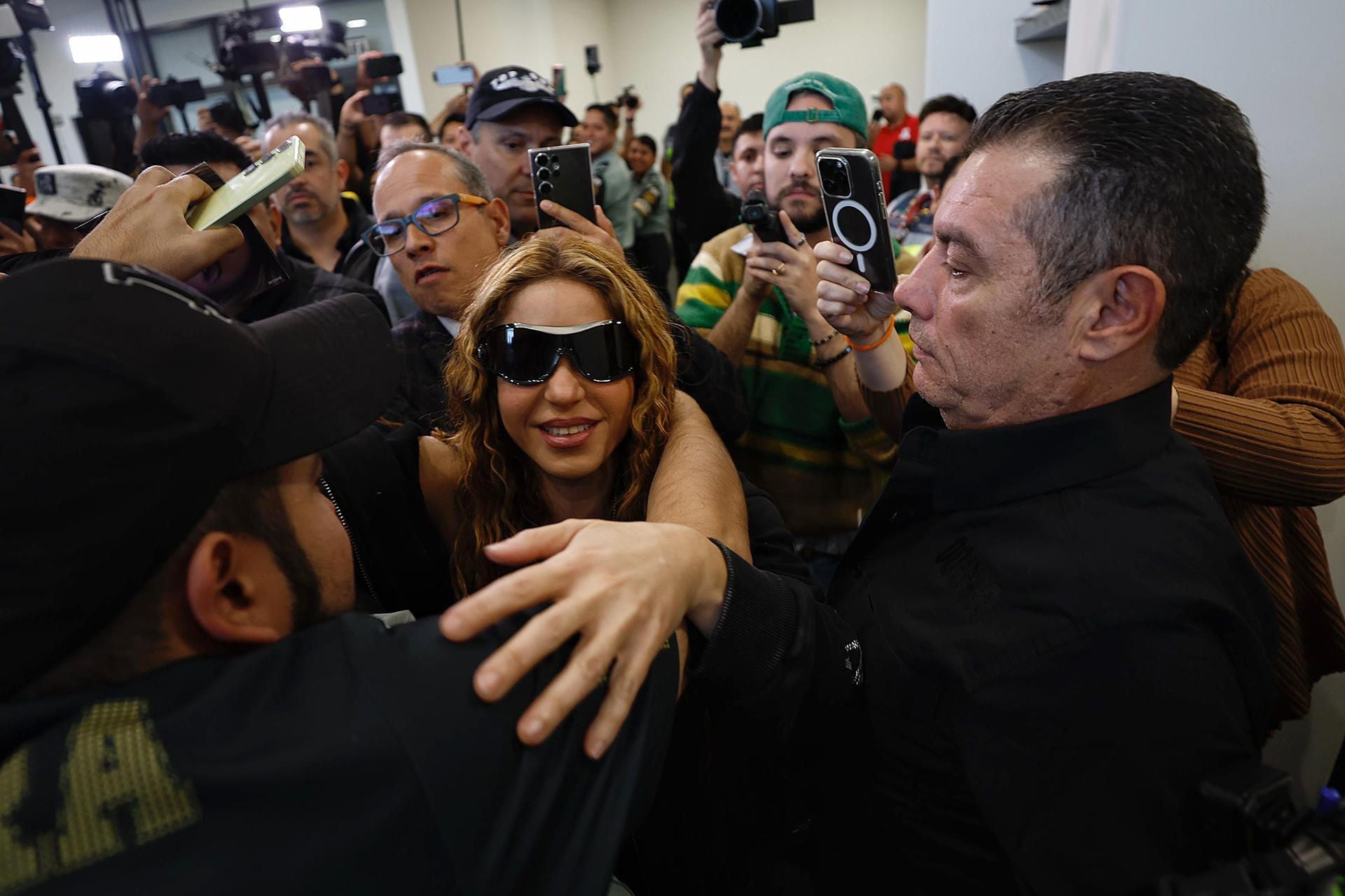 Shakira fue recibida por fans en el AIFA. (Foto: EFE).