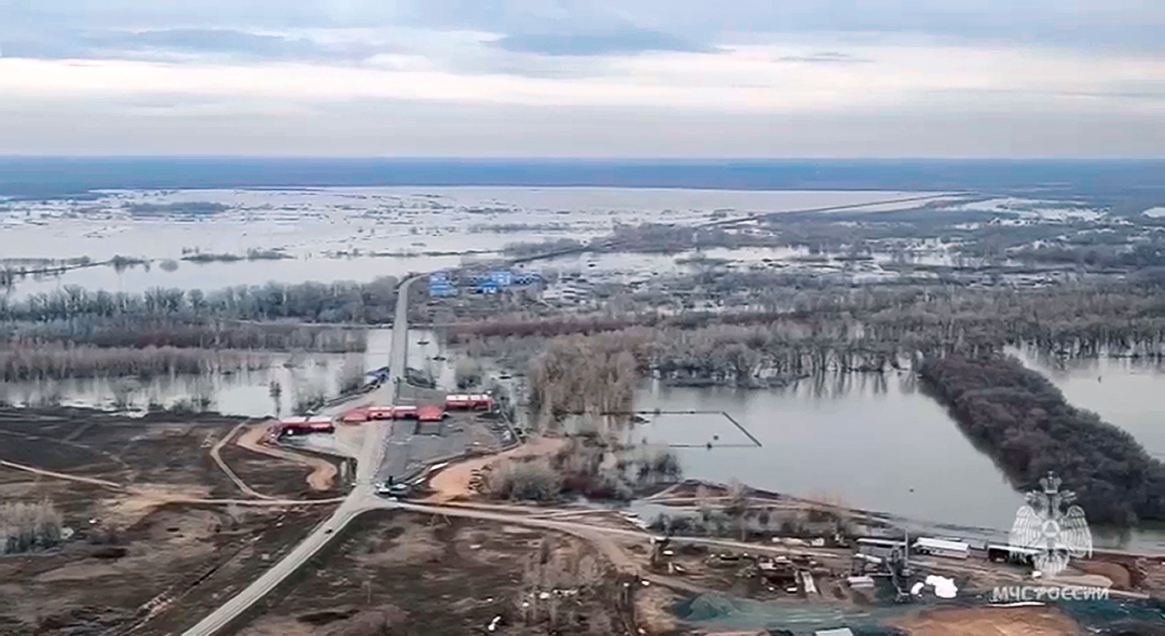 Rusia ‘bajo el agua’: Declara emergencia por ruptura de presa que dejó más de 300 casas inundadas