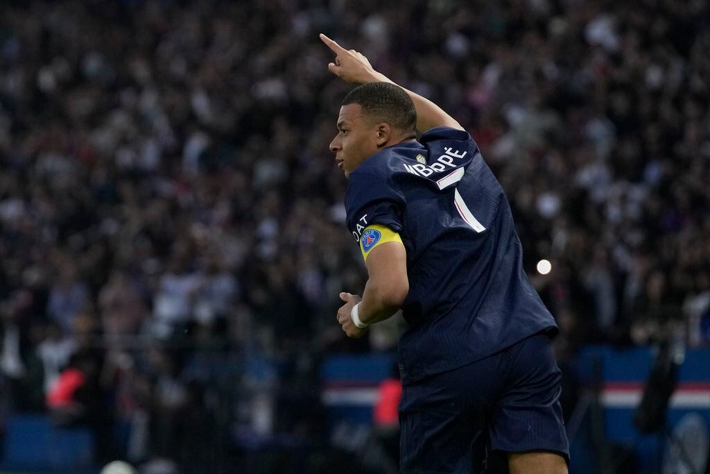 Kylian Mbappé celebra tras marcar el gol del Paris Saint-Germain ante Tolosa en la liga francesa, el domingo 12 de mayo de 2024. (Foto: AP /Christophe Ena)