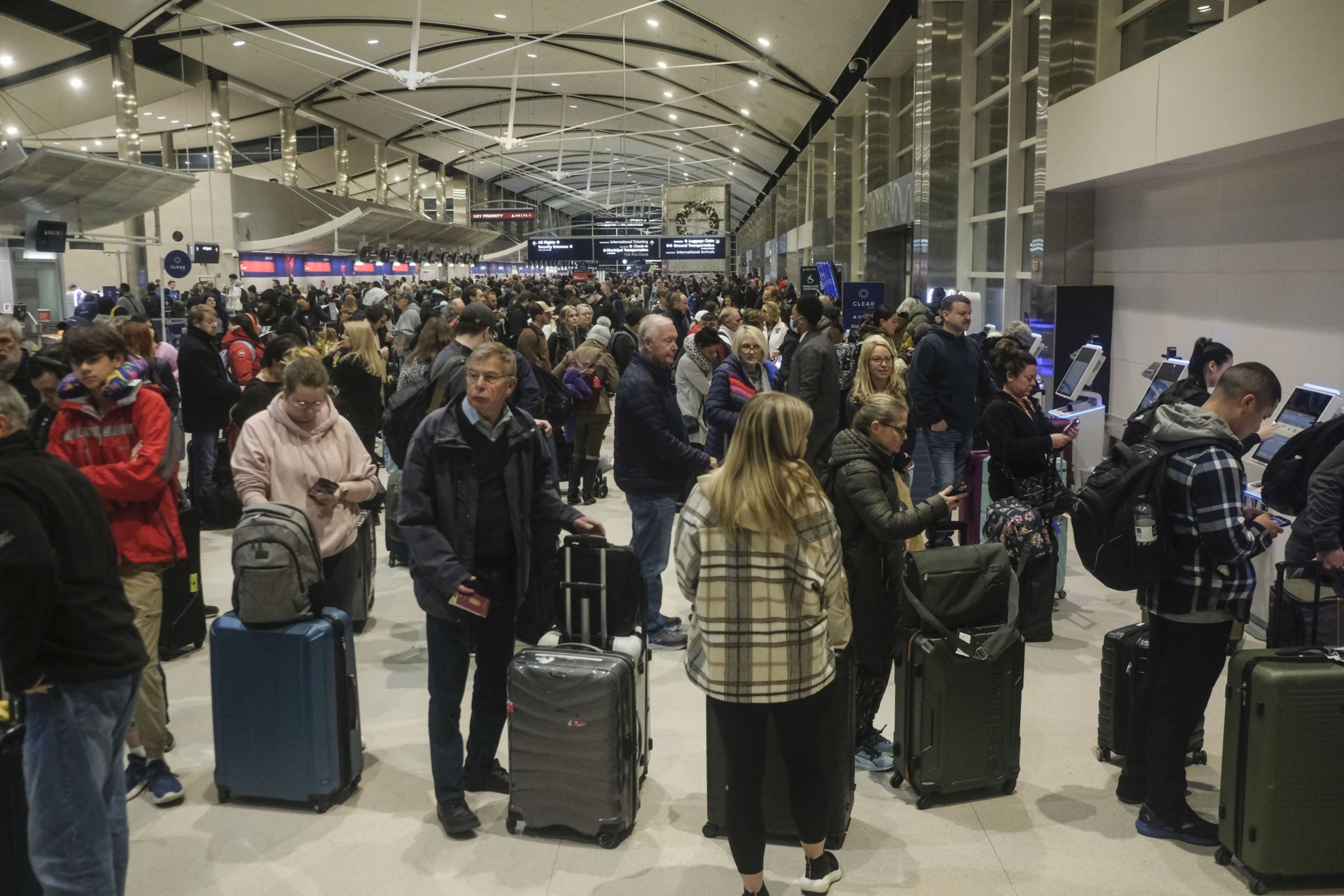 Viajeros en el Aeropuerto Metropolitano de Detroit este viernes 22 de diciembre.