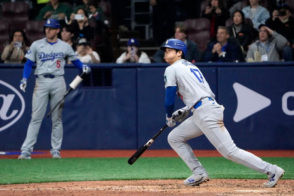 Shohei Ohtani se recupera de una cirugía que de momento le impide lanzar al tiempo que mejora como bateador. (Foto: AP).