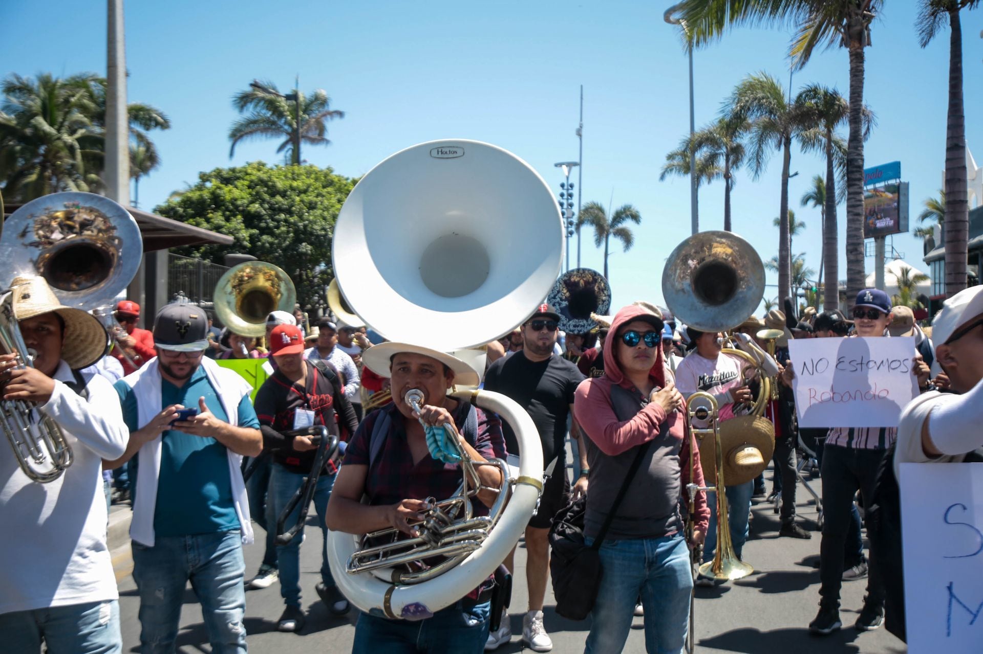 Músicos de Banda Sinaloense se manifestaron para exigir que no limiten su trabajo en las playas mazatlecas (Foto: Cuartoscuro).