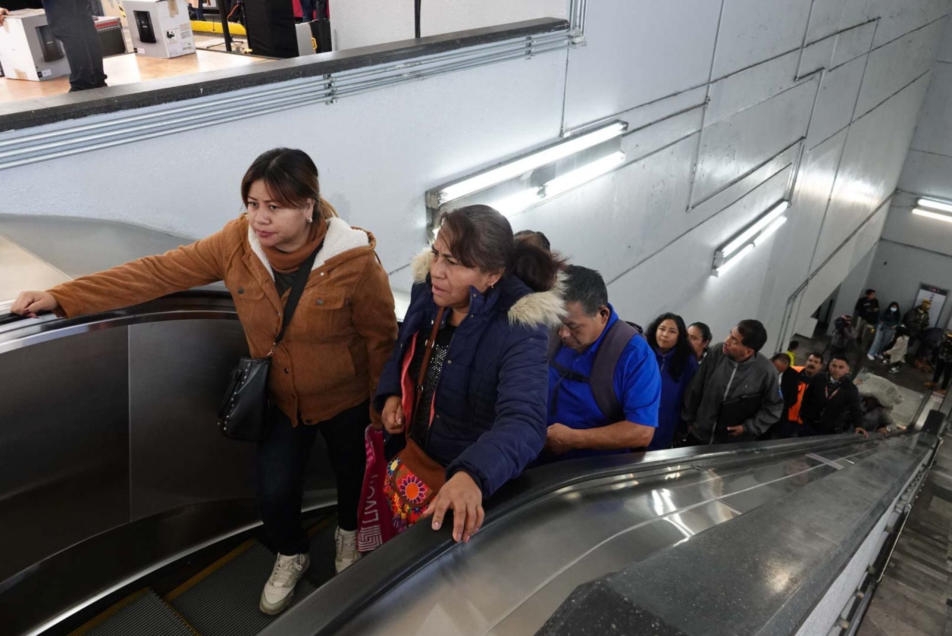 ‘¿Línea 3 no sirve?’: Usuarios del Metro esperan hasta 35 minutos entre estación y estación