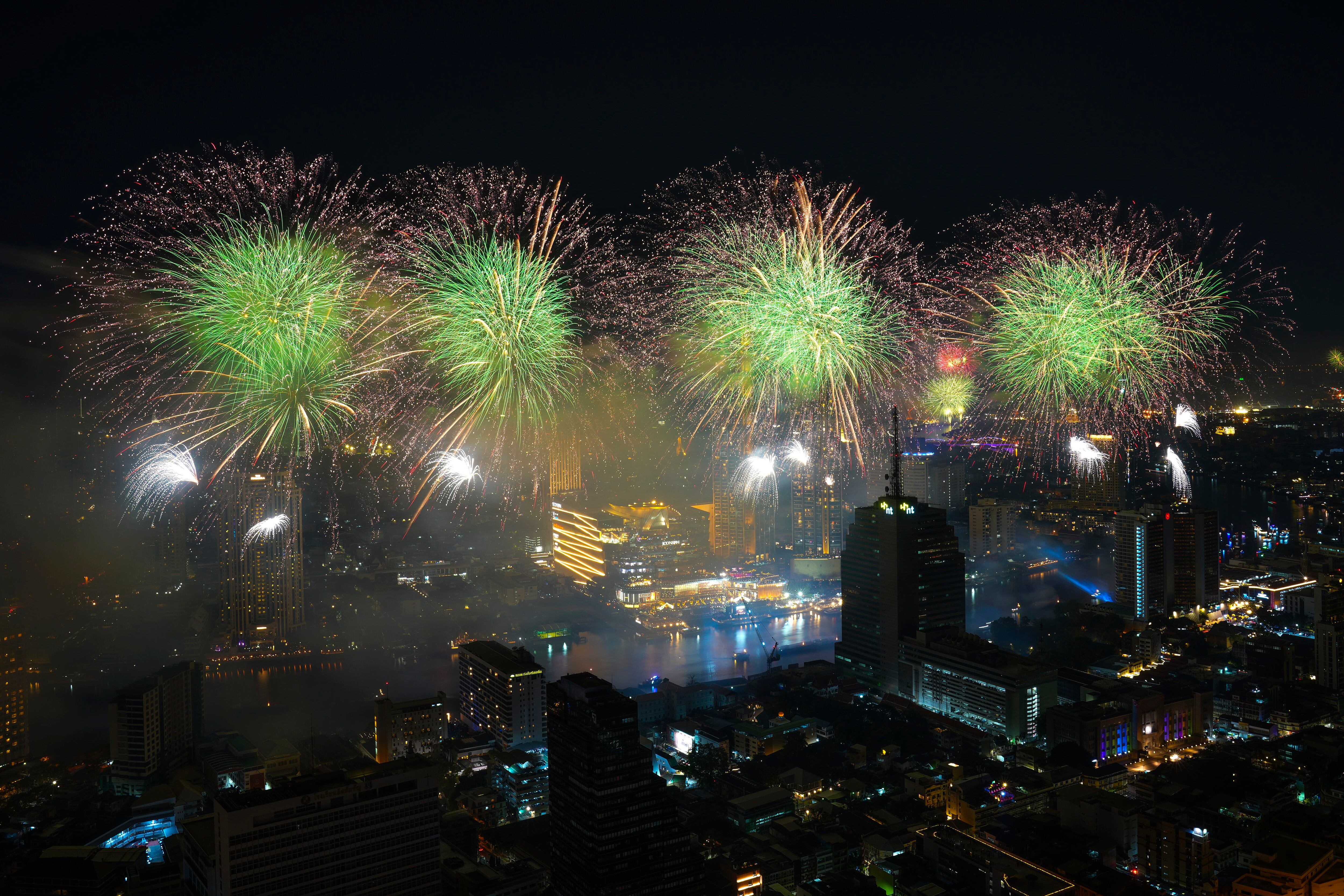 Fuegos artificiales sobre el Río Chao Phraya durante los festejos por el Año Nuevo, en Bangkok, Tailandia. 