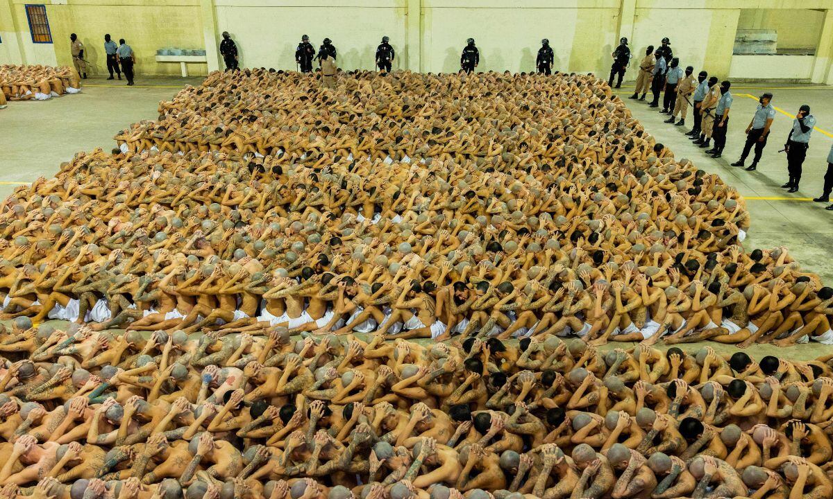 El Salvador transfers 2,000 gang members to a 'mega jail';  These are the shocking photos