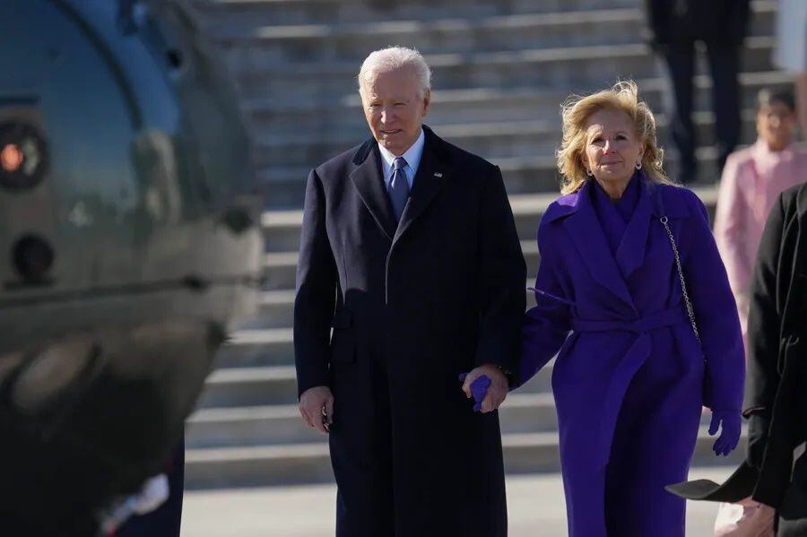 El ahora expresidente Joe Biden se dirigía junto a su esposa Jill Biden a celebrar su retiro en Santa Ynez, California. Foto: EFE