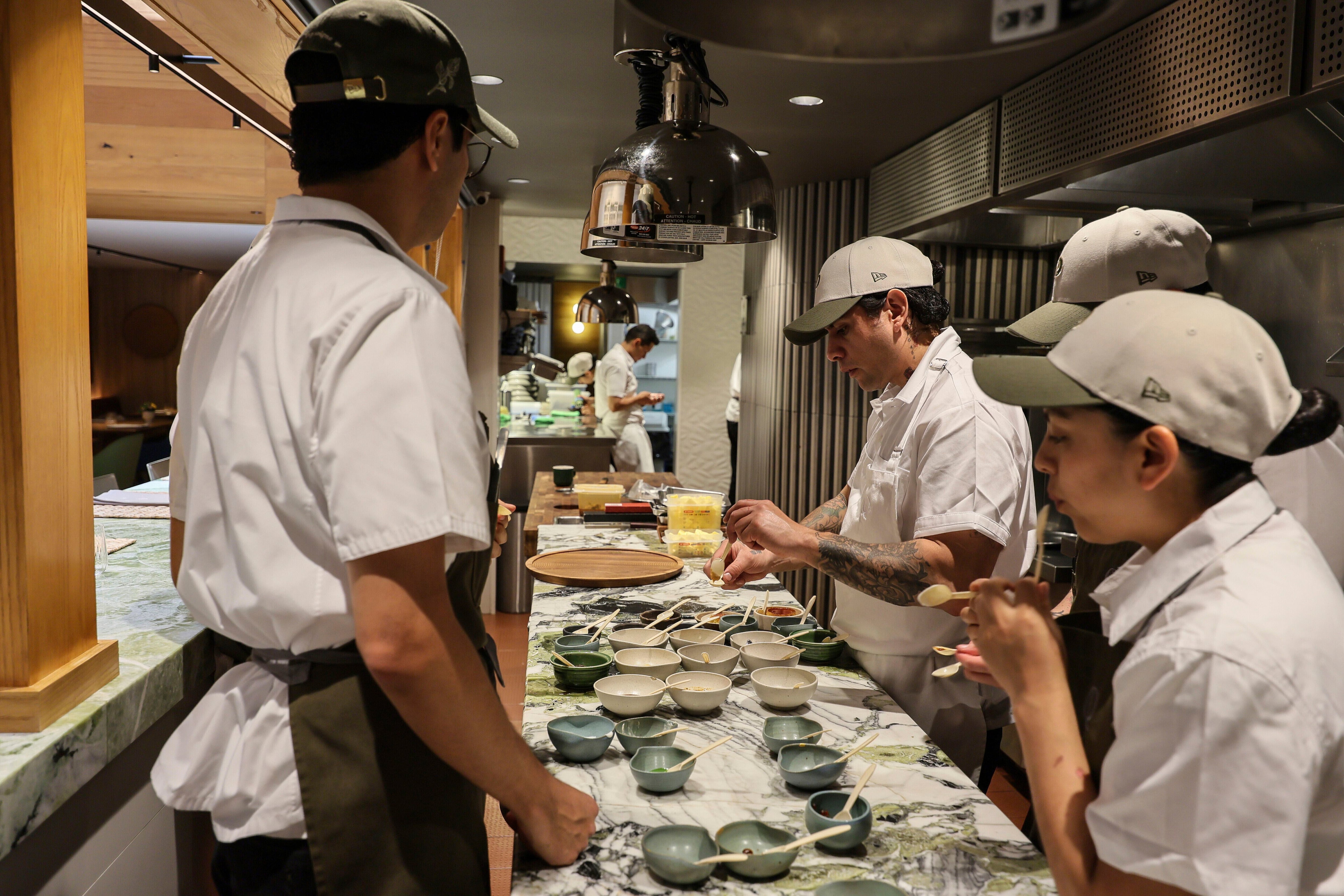 Los cocineros del restaurante Quintonil prueban las salsas para el menú, en la Ciudad de México, el 28 de febrero de 2025. (AP Foto/Ginnette Riquelme)