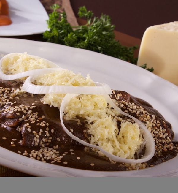 Además de panes, la pastelería vende comida como pollo con mole, pechuga empanizada y hasta tacos de guisado. (Foto: Google Maps)