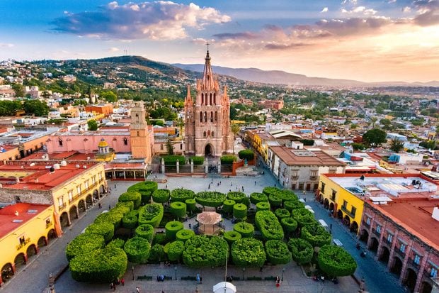 La Parroquia de San Miguel Arcángel es uno de los templos que puedes visitar al llegar a la ciudad. (Gobierno de México)  