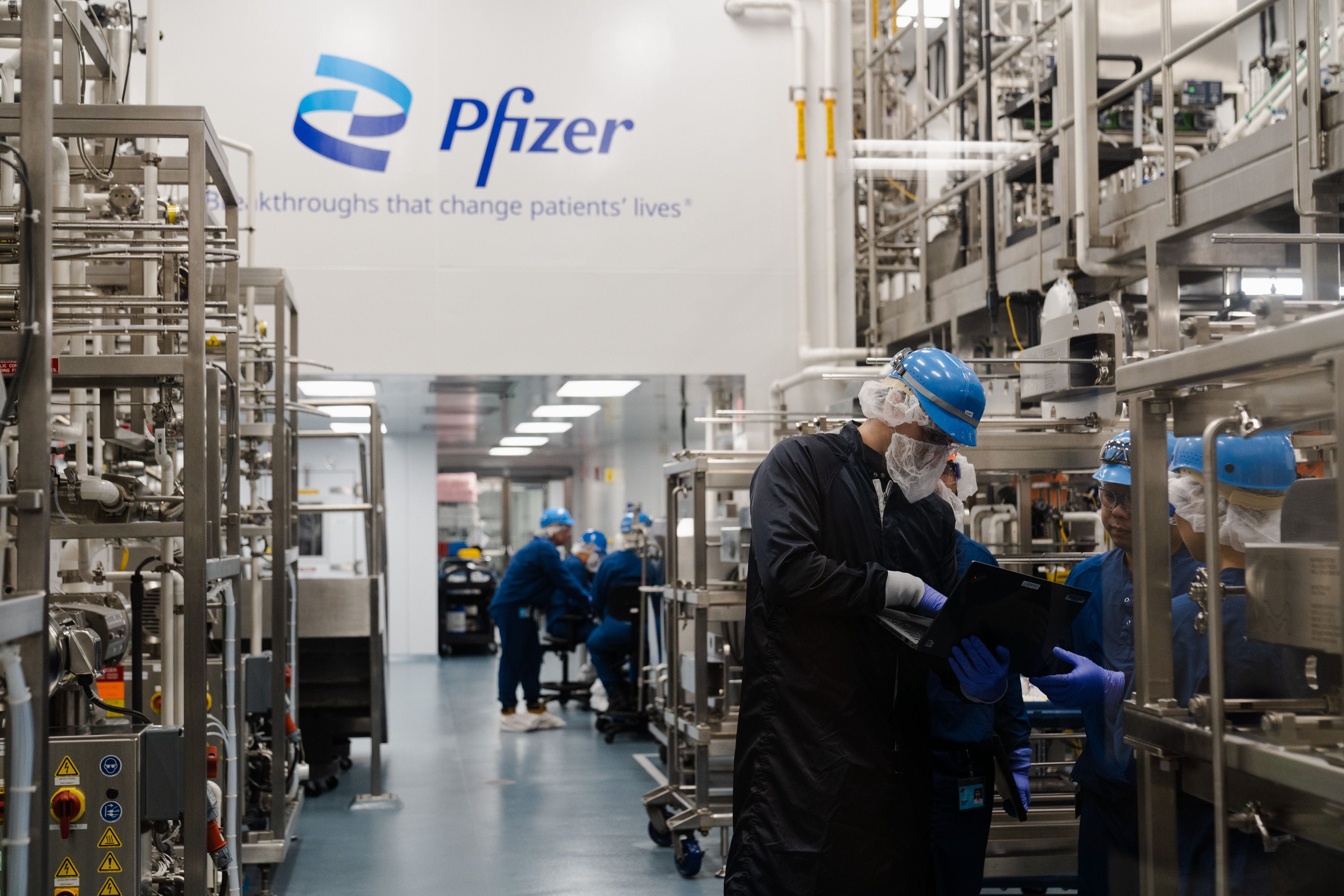 Trabajadores se preparan para procesar nuevo ADN plasmídico en el sitio de investigación y fabricación de Pfizer en Andover, Massachusetts.