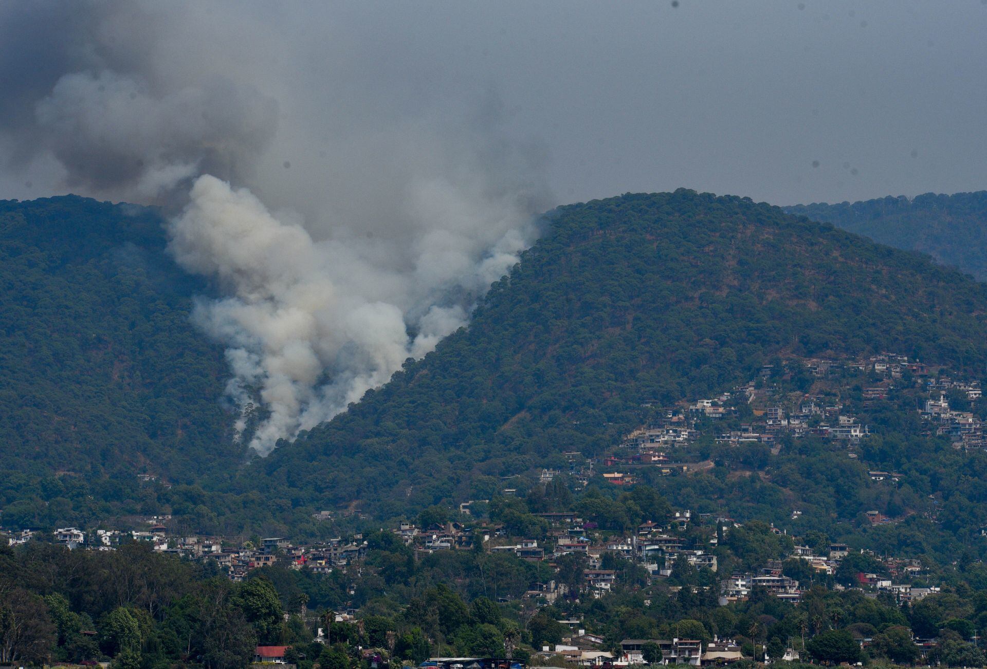 El 6 de mayo se reportó un incendio activo en Valle de Bravo, en el Estado de México. 