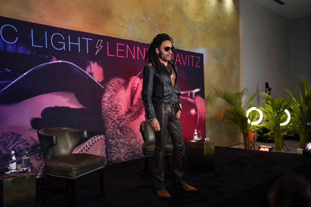 Lenny Kravitz posa en una conferencia de prensa para promover su álbum 'Blue Electric Light' en la Ciudad de México el martes 26 de marzo de 2024. (Foto AP/Marco Ugarte)