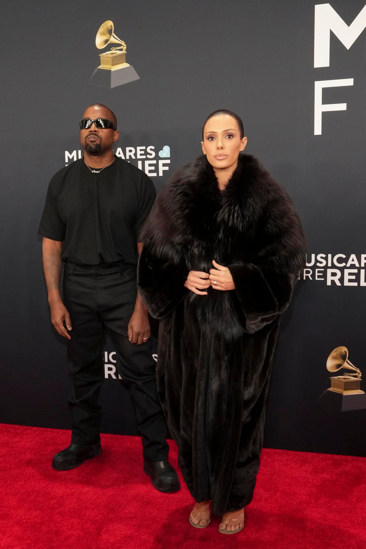 Bianca Censori llegó a la alfombra roja de los Grammy 2025 con un abrigo negro. (Foto: EFE).